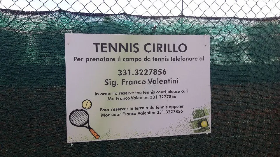 il cartello davanti al campo da tennis