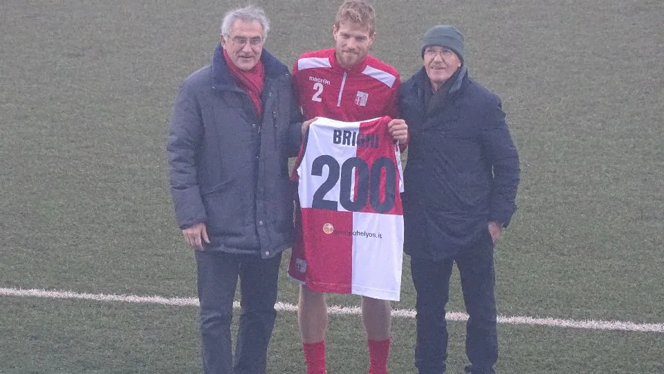 Andrea Brighi premiato per le 200 presenze in biancorosso