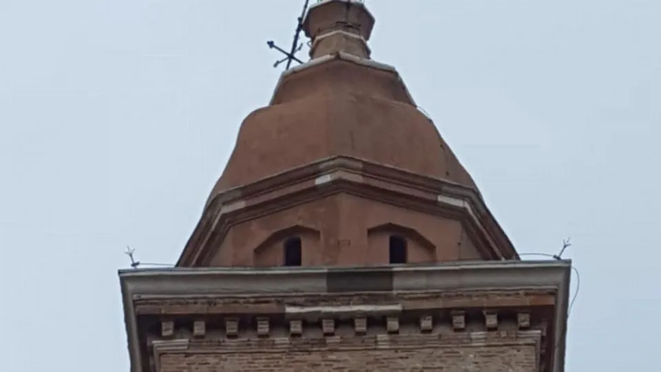 la croce scende su un lato
