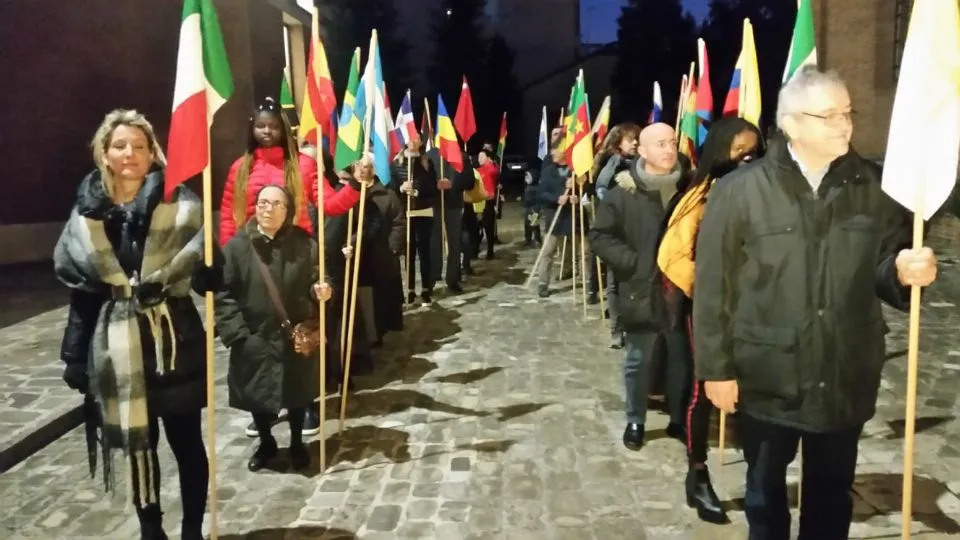 le bandiere pronte ad entrare in Duomo