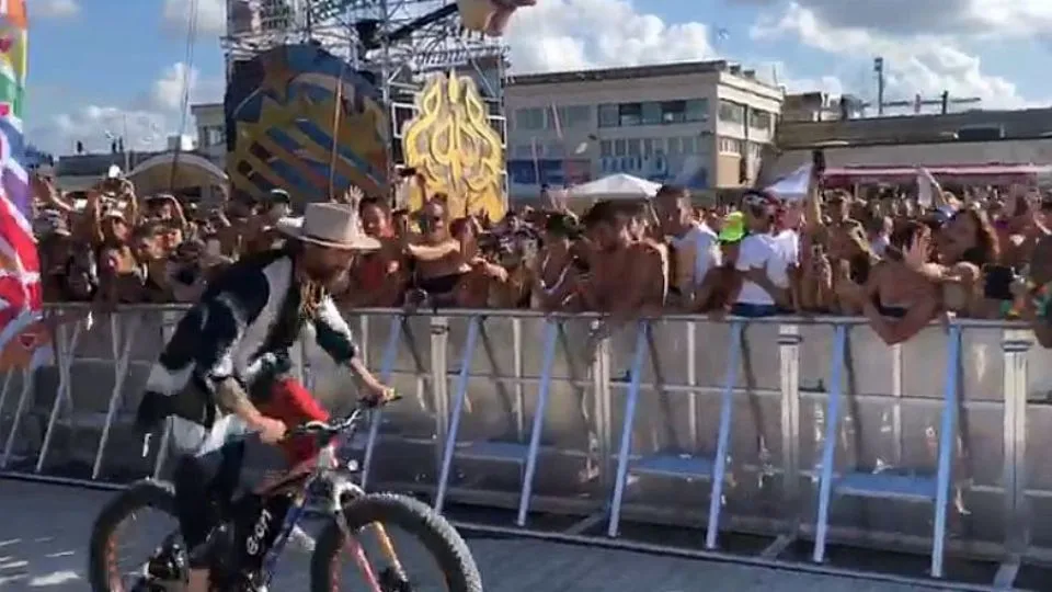 l’arrivo di Jovanotti in bicicletta