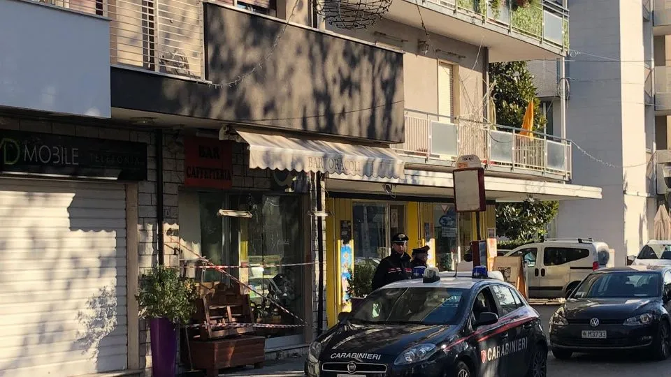 il bar Oracoli. Il sopralluogo dei carabinieri (newsrimini)