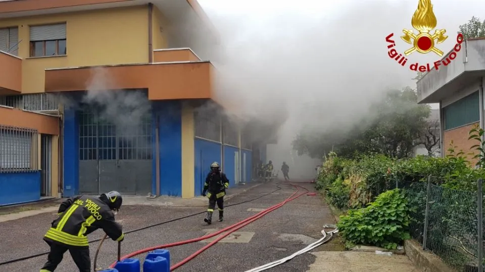 incendio in capannone a villaggio I maggio