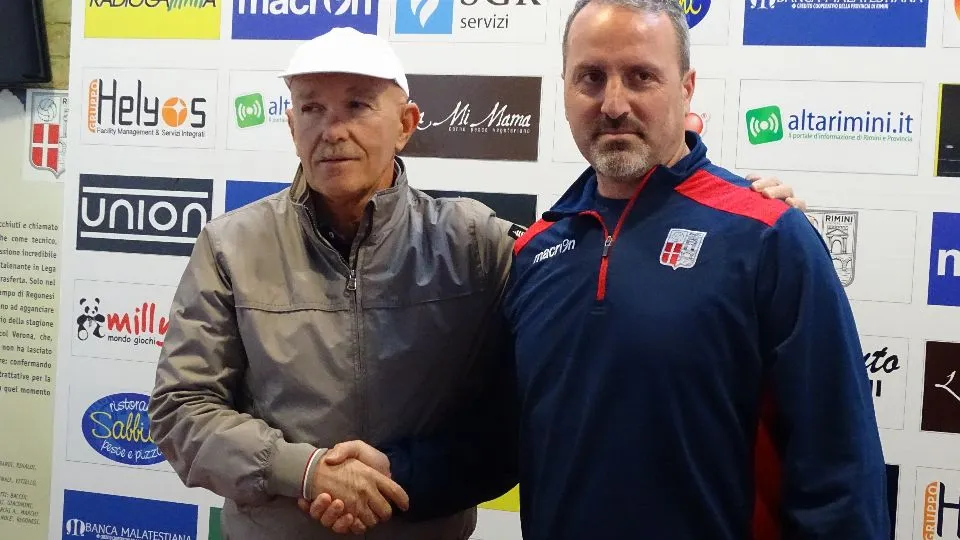 La stretta di mano tra Grassi e Petrone