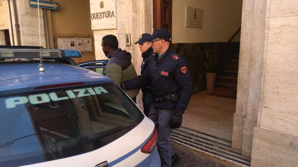 l’arresto della polizia