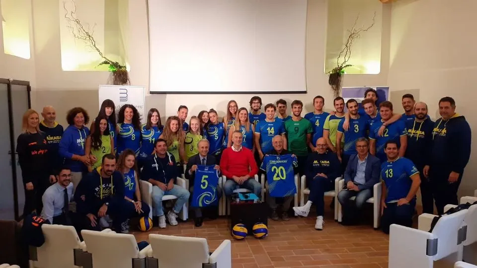 Le due squadre della Banca di San Marino e della Titan Services con allenatori, sponsor e dirigenti
