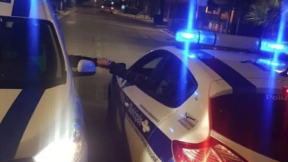 due auto della polizia Locale di pattuglia (repertorio)