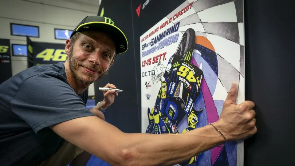 Valentino Rossi con il poster