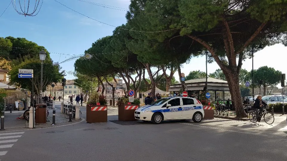 Il ponte sbarrato dalle fioriere