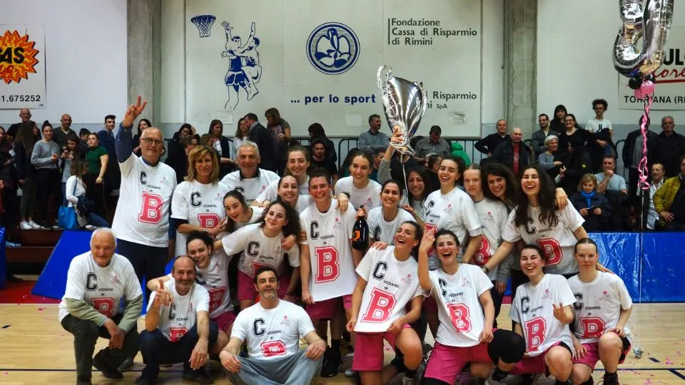 Festa con le magliette celebrative per l’Happy Basket