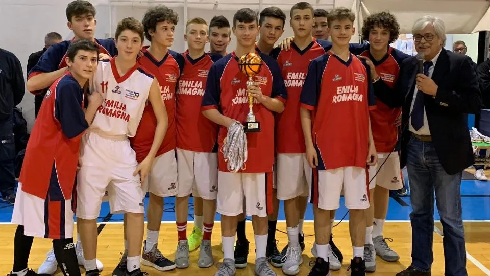 La selezione Under 14 maschile con la coppa
