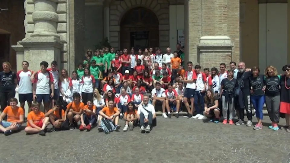 foto di gruppo davanti al Municipio