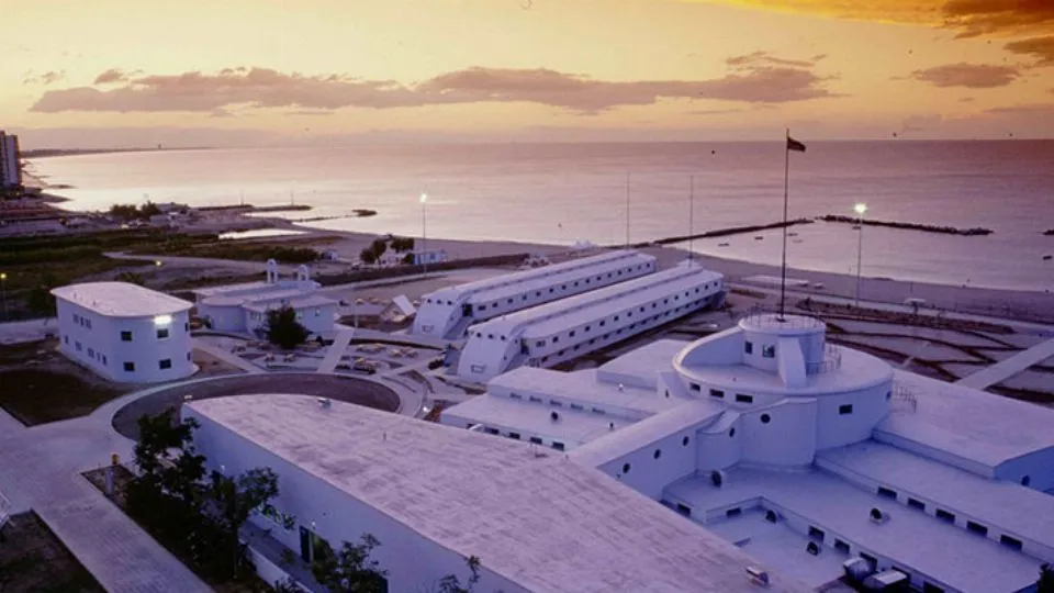 la zona de Le Navi a Cattolica, si lavora al waterfront