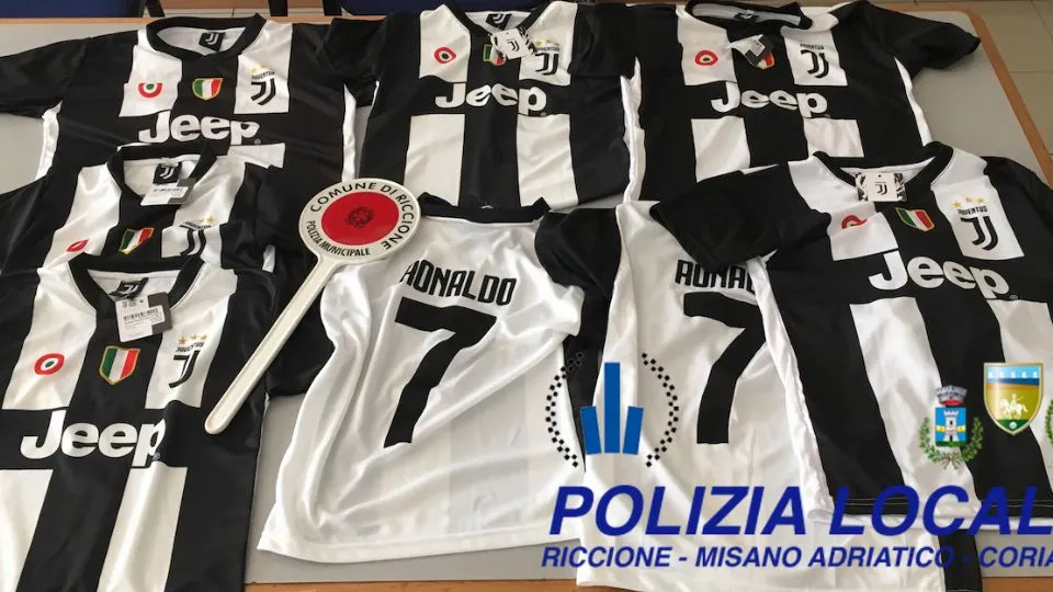 alcune delle t-shirt sequestrate

