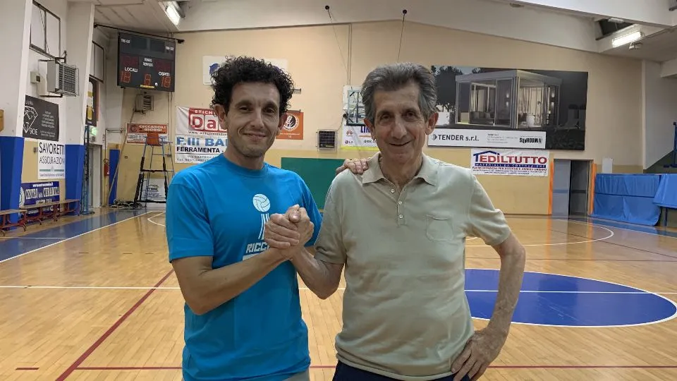 La stretta di mano tra Brunetti e Tontini
