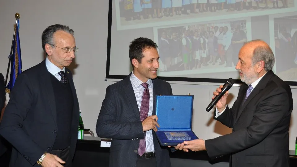 la consegna del premio
(foto Alfredo)