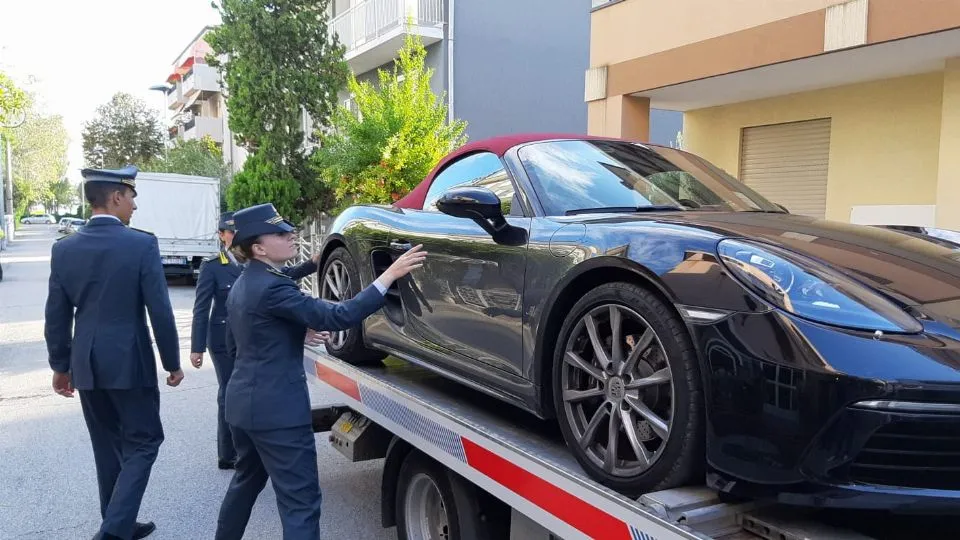 un’auto sequestrata