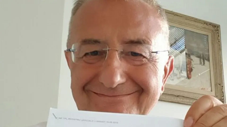 Riziero Santi con il documento del nulla osta in mano
