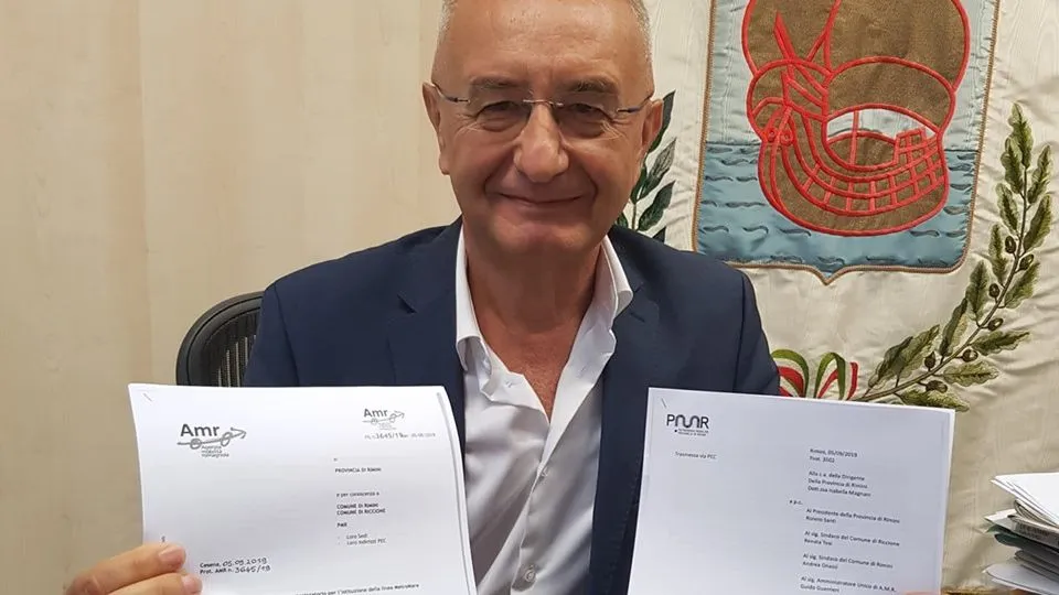 il presidente Santi con i documenti in mano
