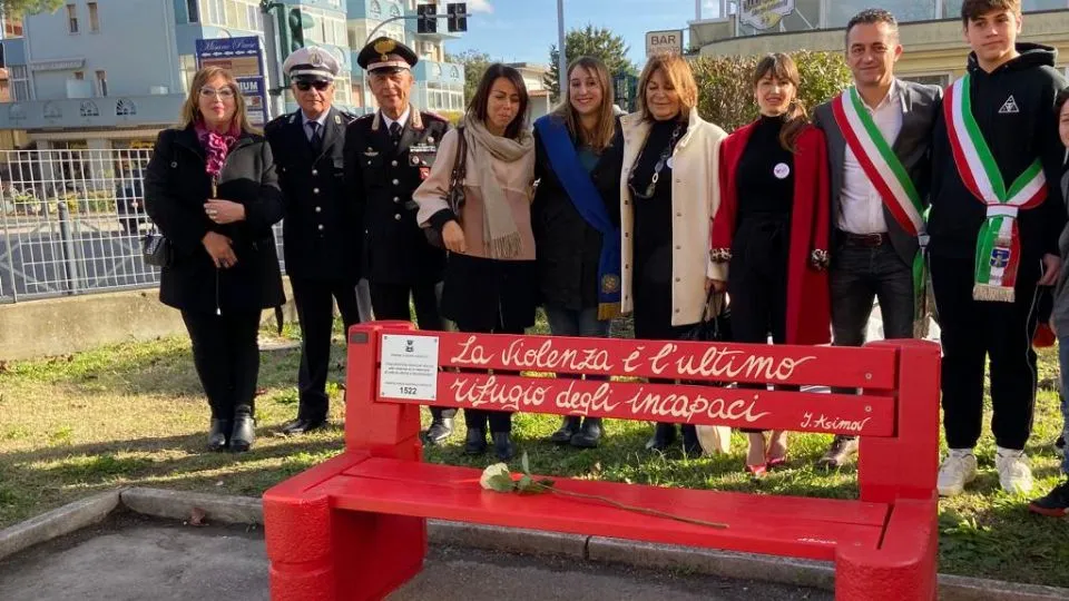 inaugurata la panchina rossa
