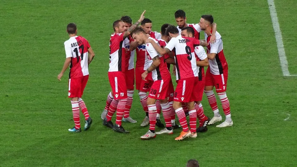 Gerardi festeggiato dai compagni dopo il secondo gol