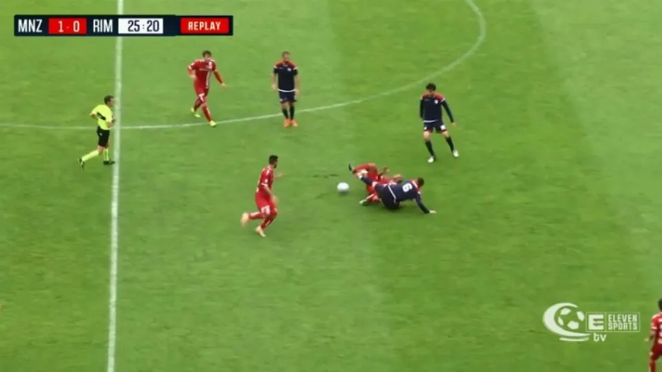 L’intervento di Alimi che costa al biancorosso il secondo giallo (ElevenSports)
