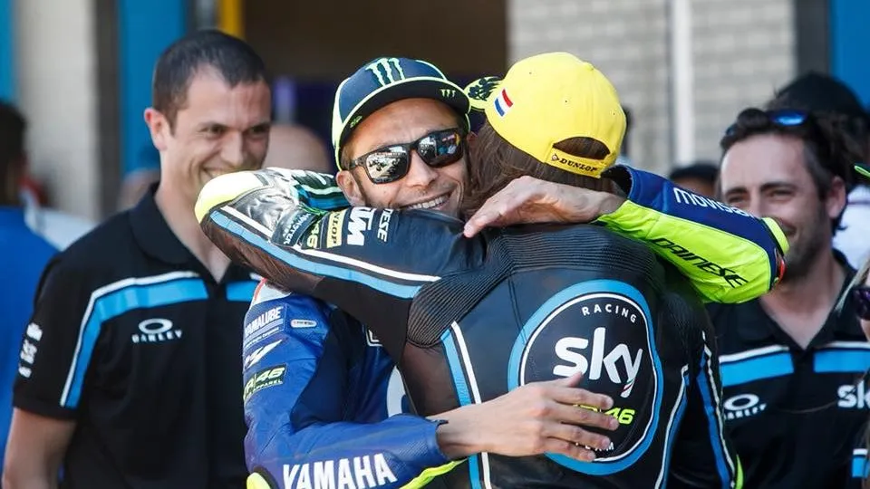 L’abbraccio con Valentino Rossi