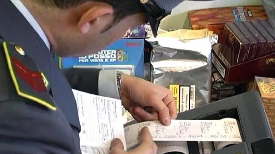 un finanziere mentre controlla uno scontrino
