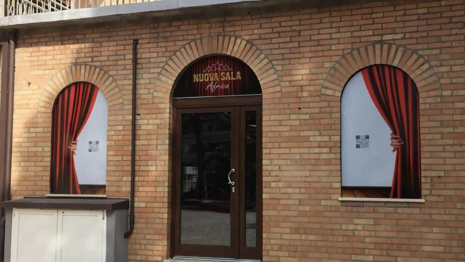 il nuovo esterno con la porta centrale