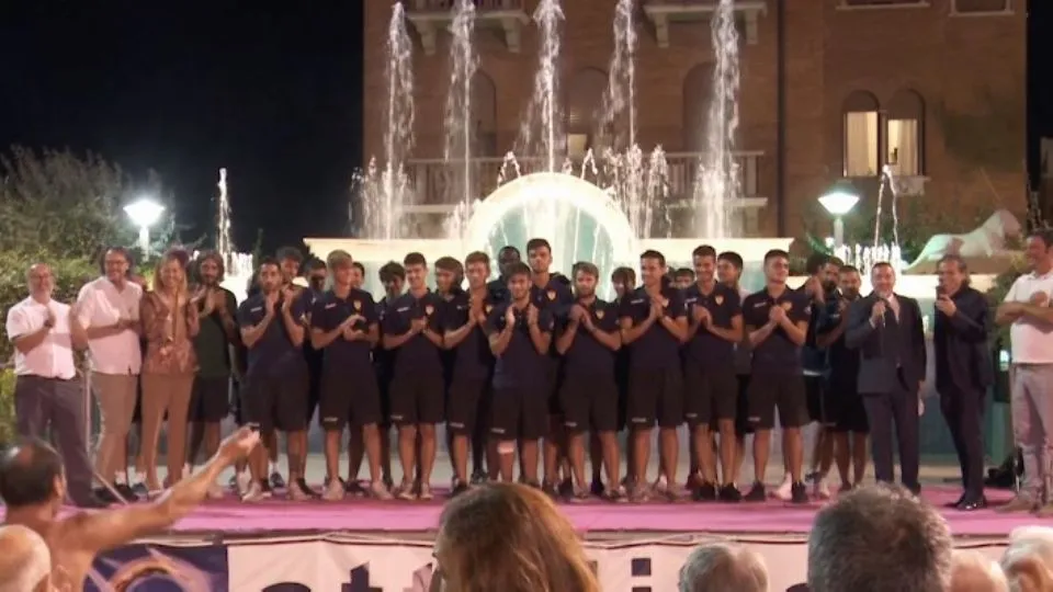 La squadra sul palco di piazza I maggio
