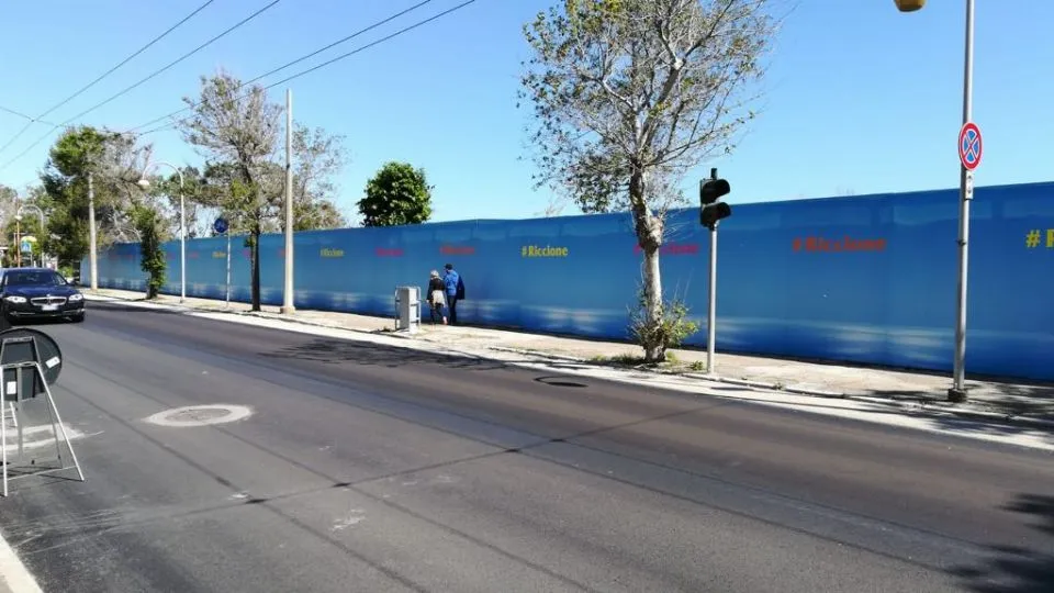 recinzioni tinte d’azzurro