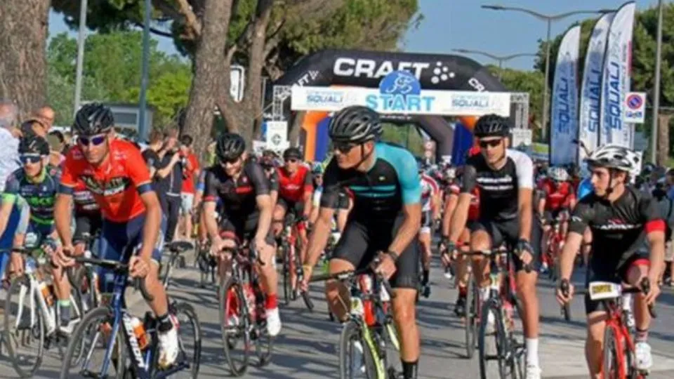 Fabrizio Ravanelli al fianco di Vincenzo Nibali al via della #Squali 2018
