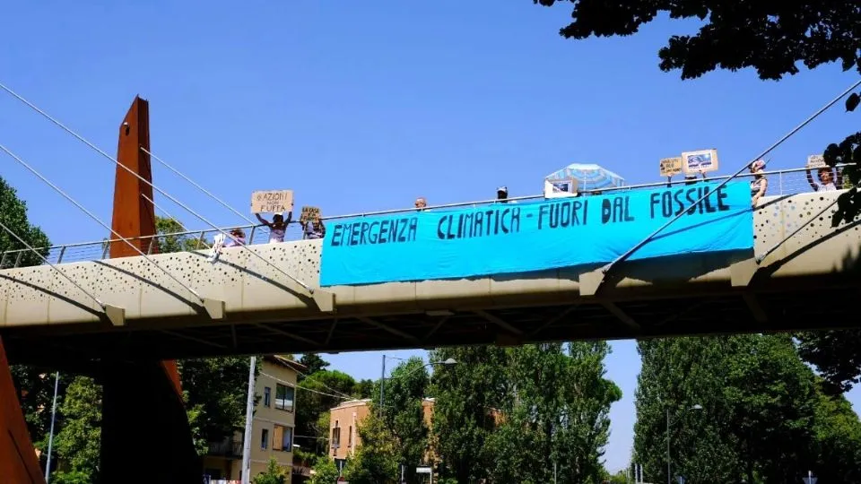 lo striscione sul ponte di via Roma