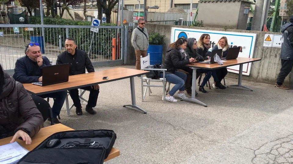 lavoratori della Petroltecnica fuori dall’azienda
