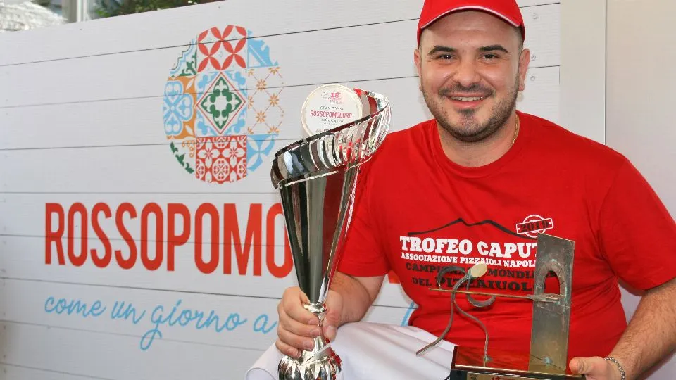 Percoco con la coppa
