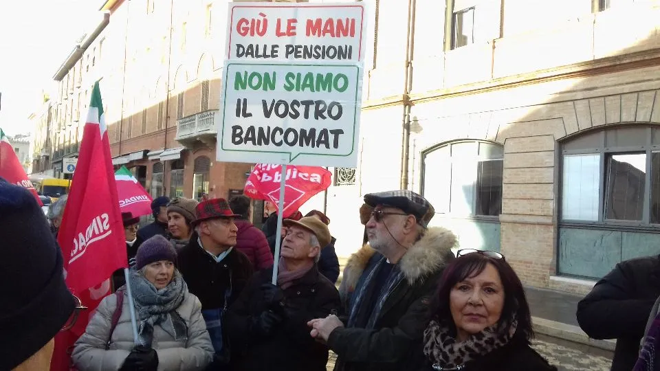 Un delegazione di pensionati in presidio davanti alla Prefettura
