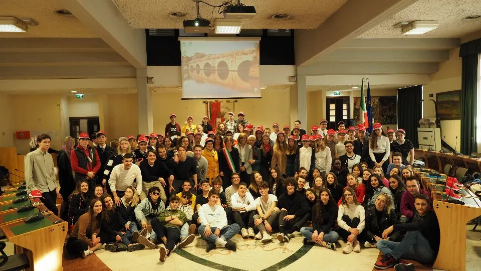 Gli studenti russi e del Valturio nella sala del Consiglio Comunale