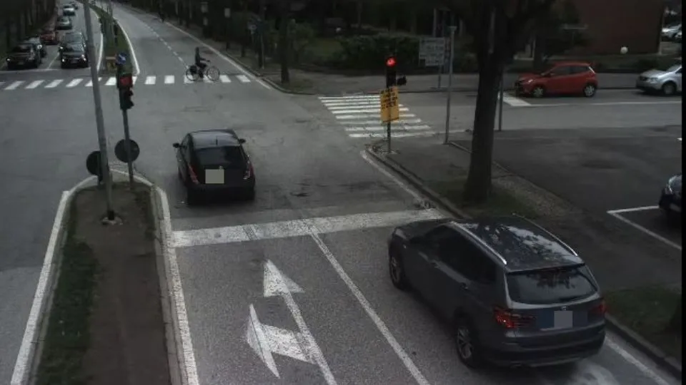 un’auto sfreccia col rosso in viale Principe Amedeo e rischia di travolgere una bici