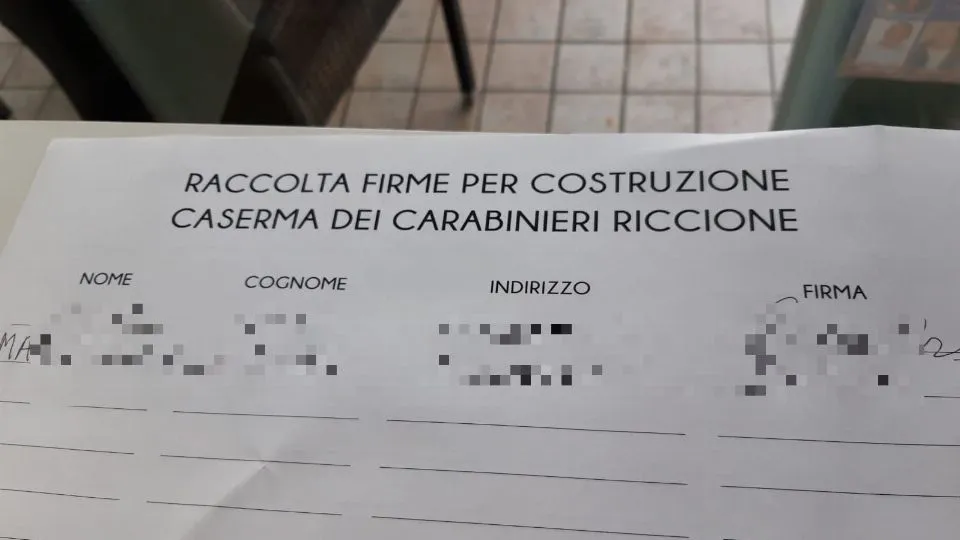 la raccolta firme in una delle attività coinvolte