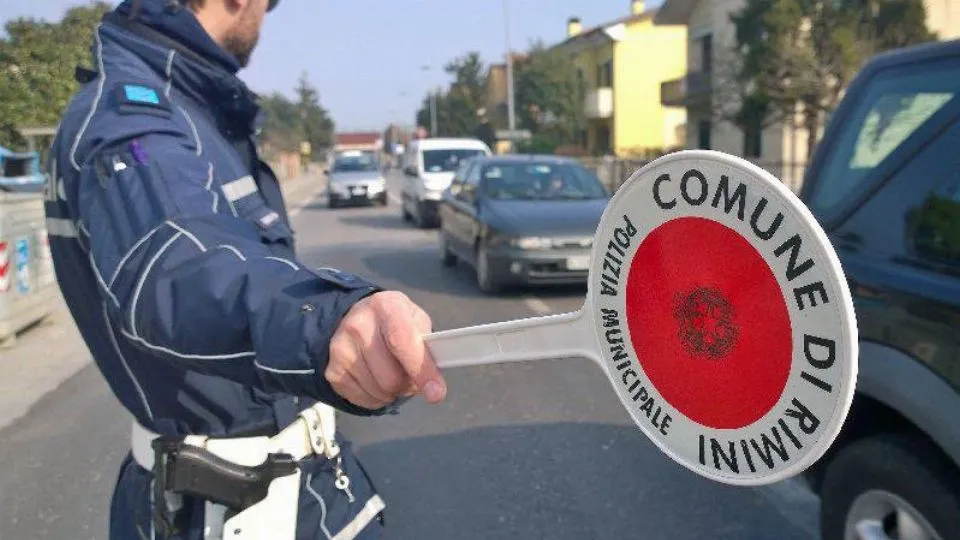 sul posto la polizia municipale e i vigili del fuoco (Adriapress)
