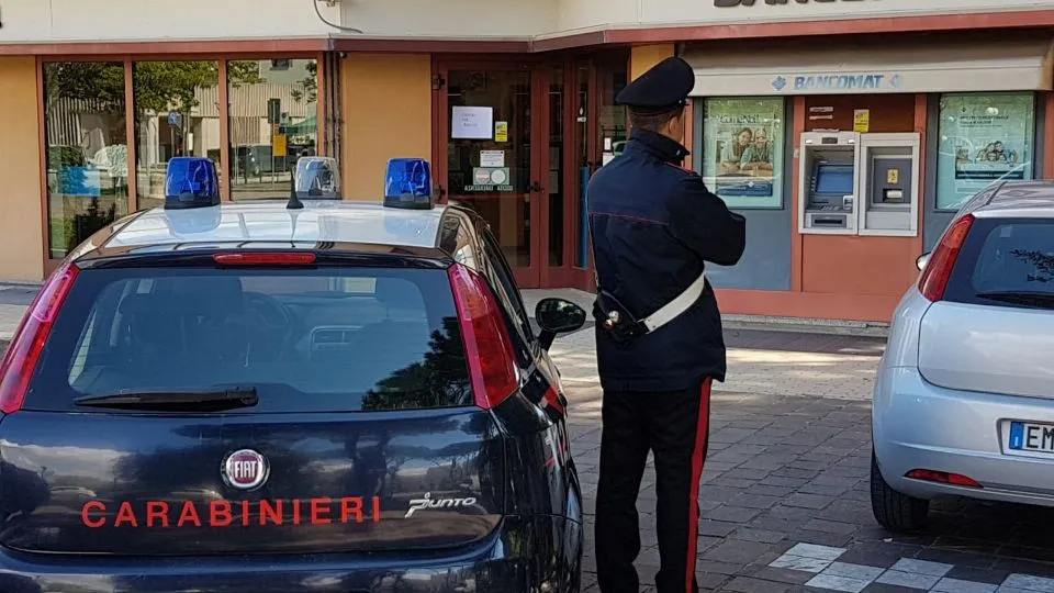 i carabinieri davanti alla banca – foto Adriapress