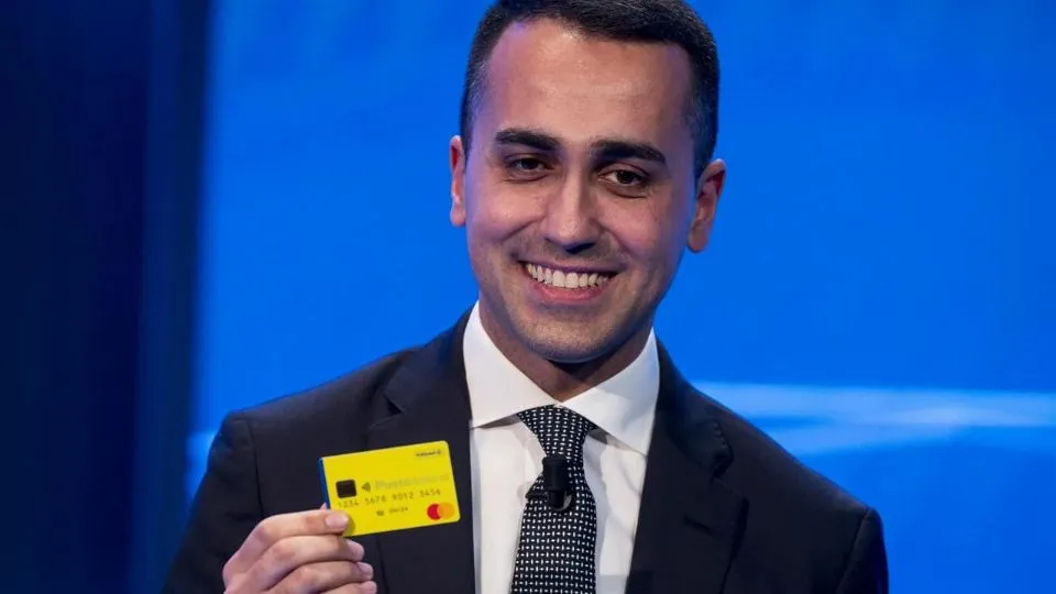 Luigi Di Maio mostra la card del reddito di cittadinanza
