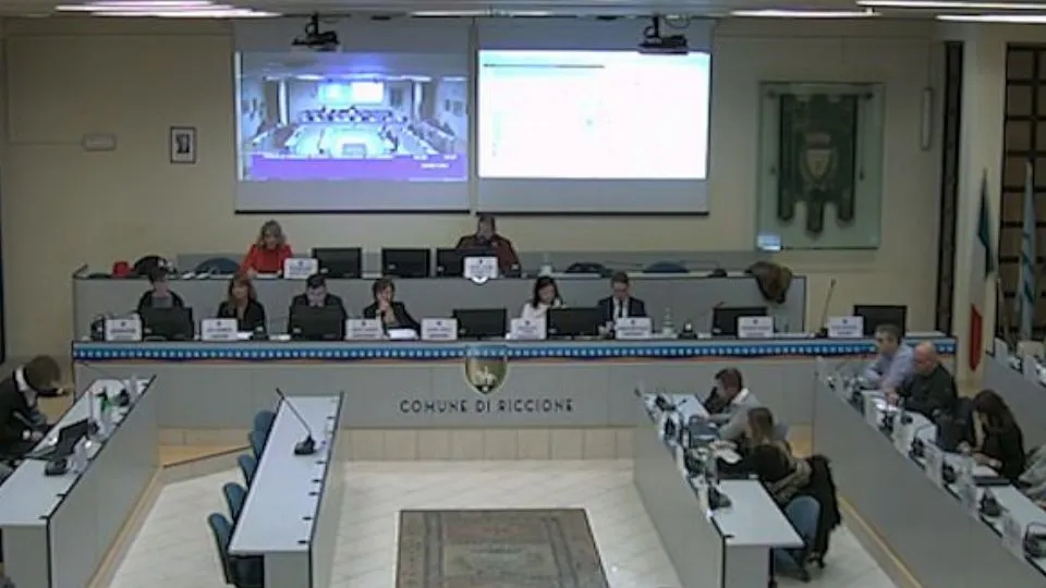 una seduta del consiglio comunale di Riccione