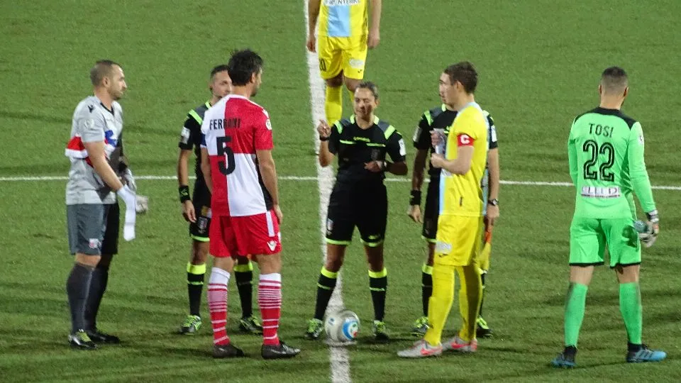I due capitani con l’arbitro