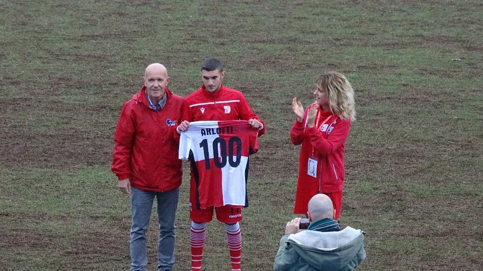 Scott Arlotti premiato per le 100 presenze in biancorosso