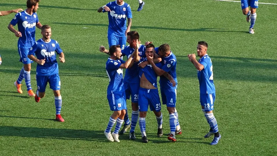 Antonio Palma festeggiato dai compagni