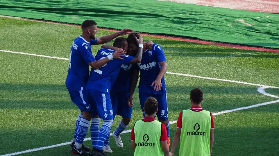Zamparo festeggiato dopo il 2-0