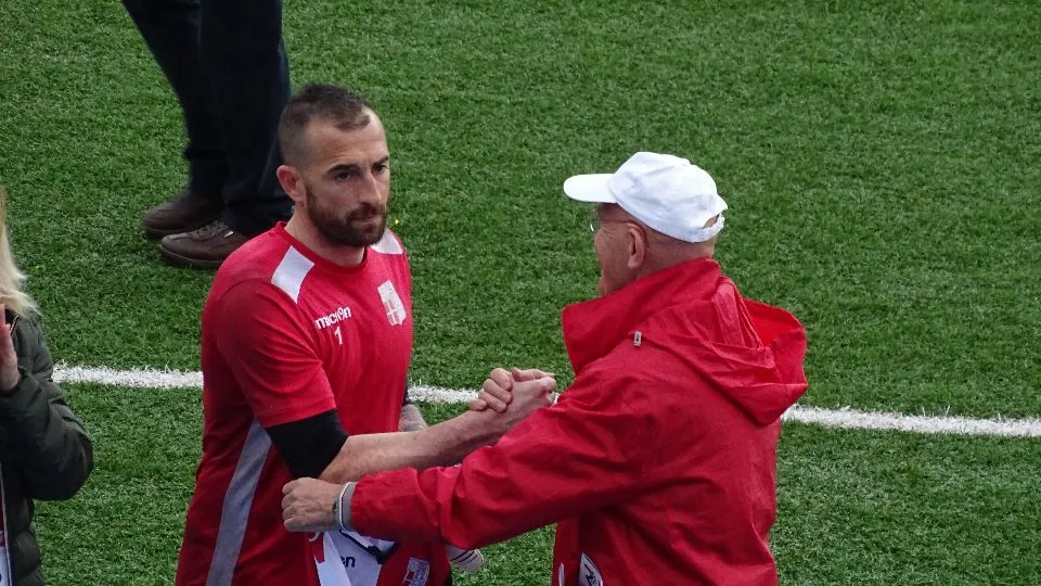 La stretta di mano tra Scotti e il presidente Grassi
