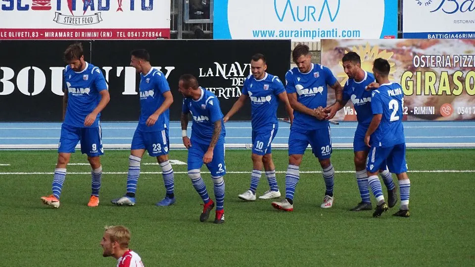 Gerardi festeggiato dai compagni dopo il gol