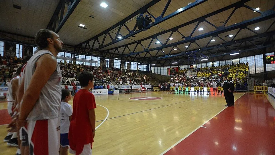 Le due squadre pronte alla sfida (archivio, foto Alfio Sgroi)